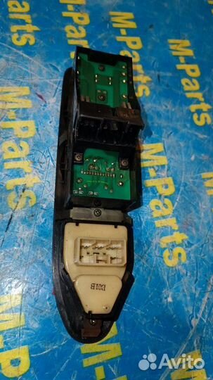 Блок упр. стеклоподьемниками передний правый Mazda