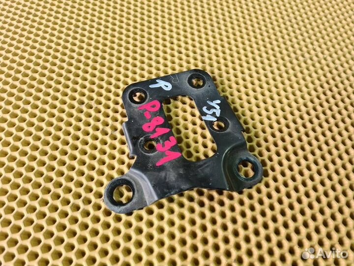 Кронштейн замка капота передний правый Infiniti