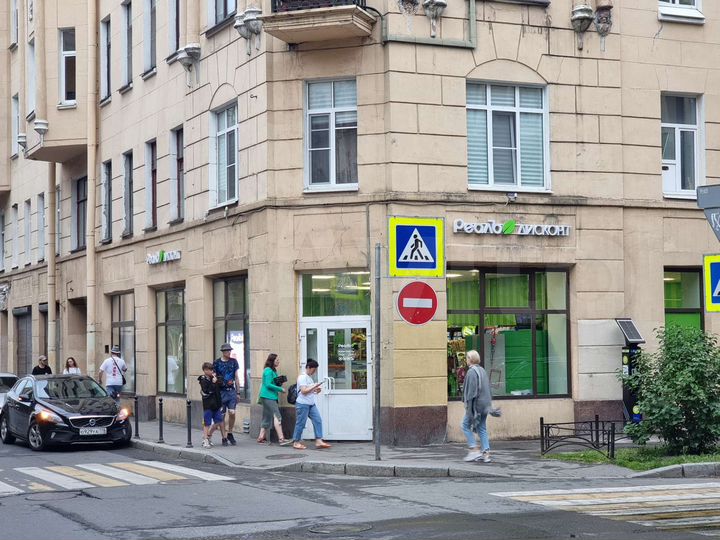 1Линия,Витрины,Угол-торговая площадь, 204 м²