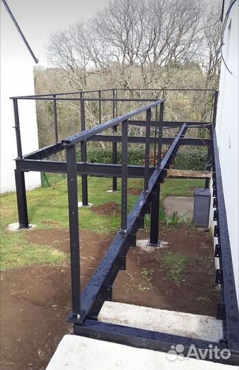 Терраса металл на свайном поле