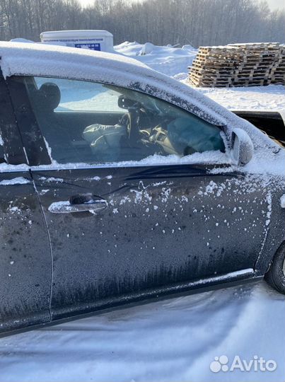 Передняя правая дверь Тойота авенсис