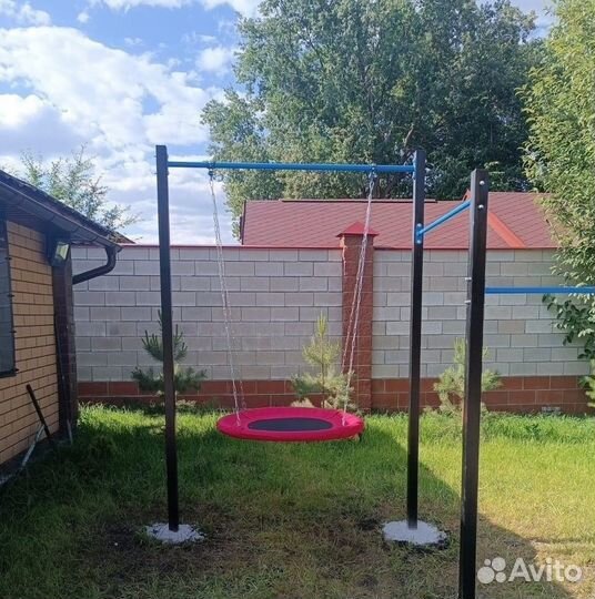 Уличный турник для всей семьи можно и качели