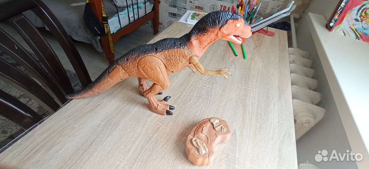 Динозавр на пульте управления