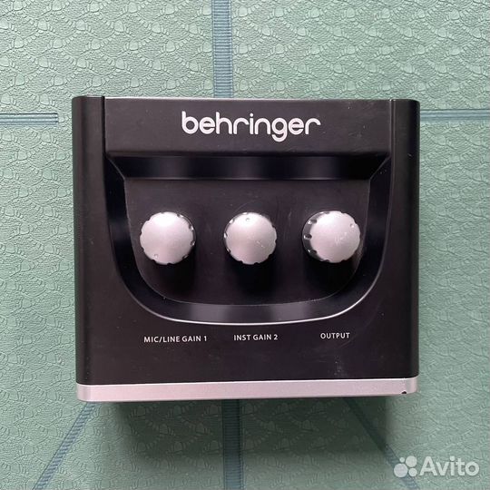 Звуковая карта Behringer UM2