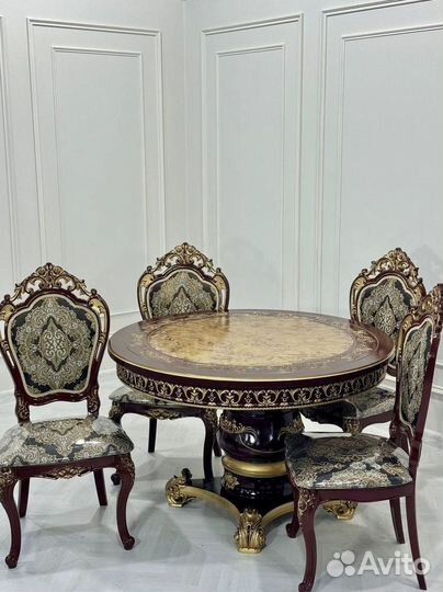 Большой обеденный стол и стулья