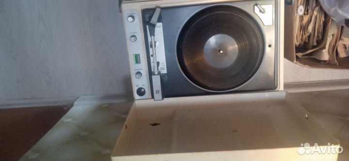 Виниловые пластинки и проигрыватель