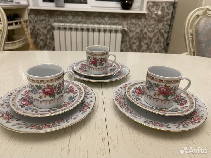 Набор кофейных чашек с тарелочками и блюдцами