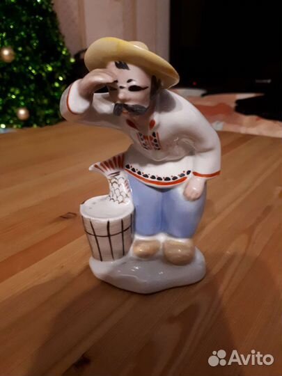 Фарфоровая статуэтка