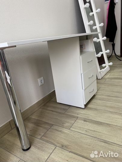 Стол маникюрный