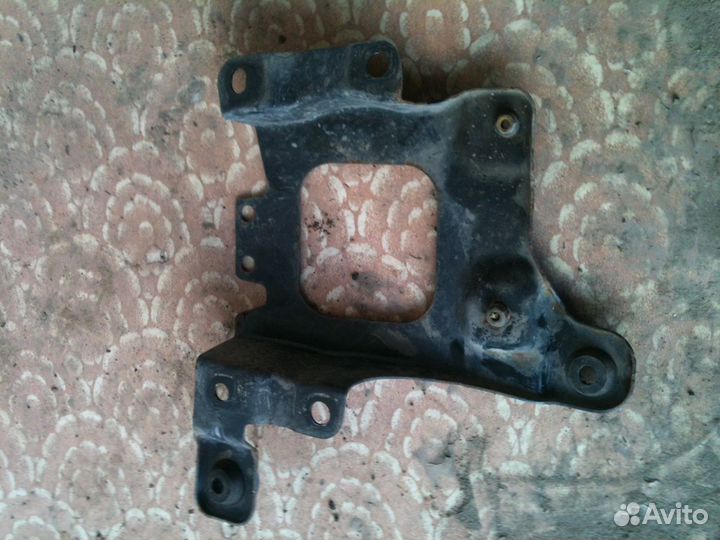 Форд Фокус 2 2007г. Крепление чехла акб