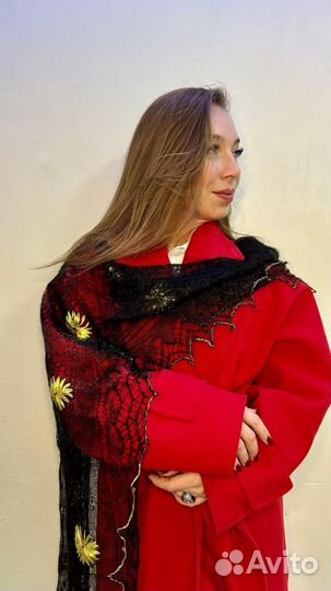 Шарфик черный с золотой вышивкой рычная работа