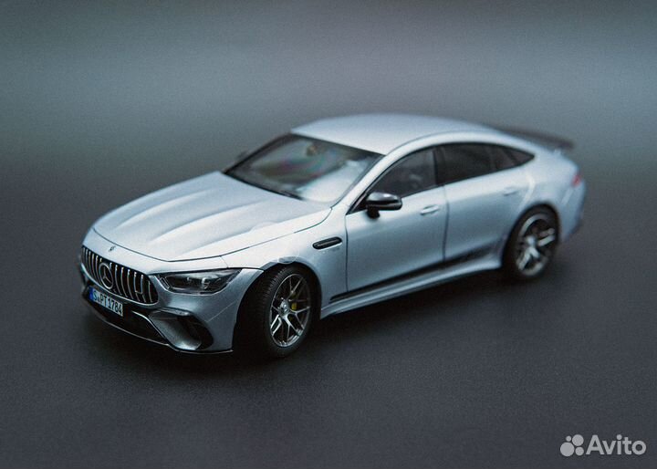 Модель автомобиля Mercedes-AMG GT 63 4matic 1:18