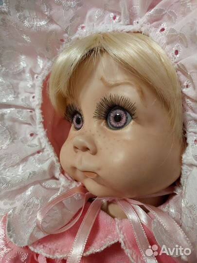 Кукла фарфоровая