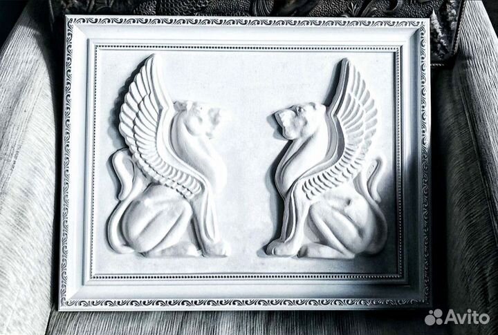 Статуэтка барельеф Грифон