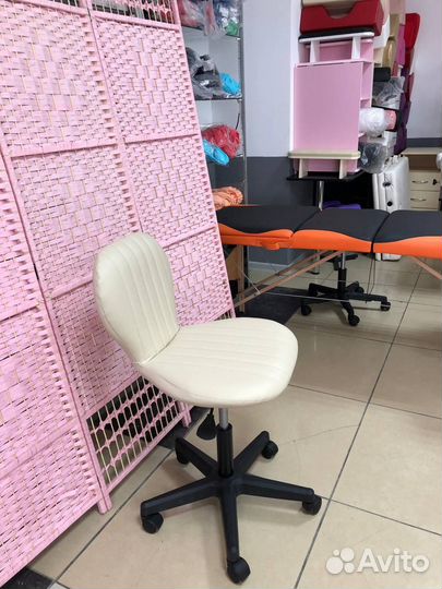 Стул для мастера педикюра
