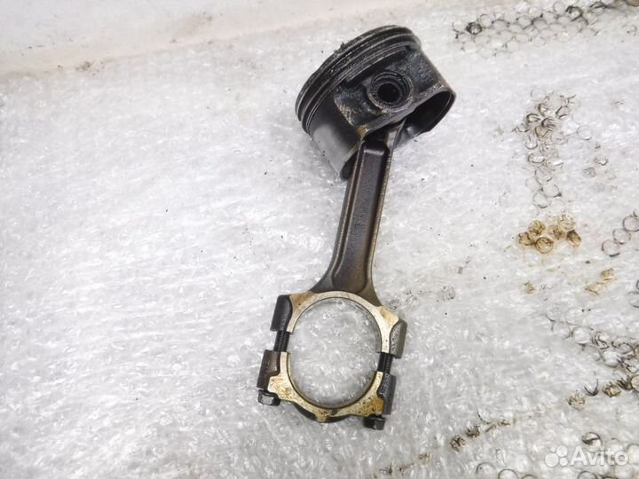 Поршень с шатуном Ниссан