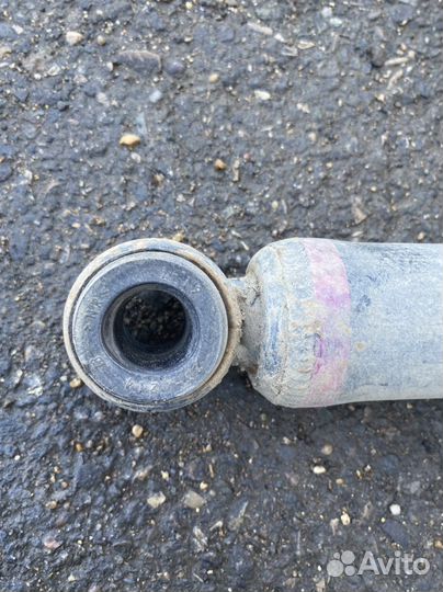 Задний левый амортизатор Toyota Hilux 8 2GD-FTV