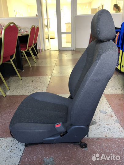 Передние сиденья на hyundai accent 2