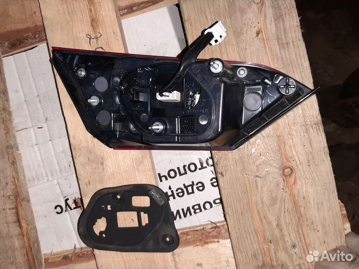 Фонарь правый внутренний Toyota Camry XV70 2018)