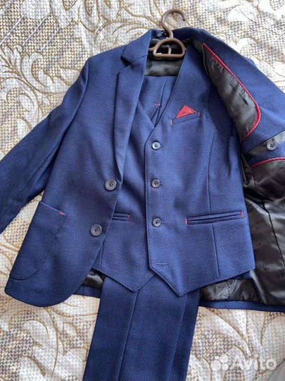 Новый школьный костюм на мальчика