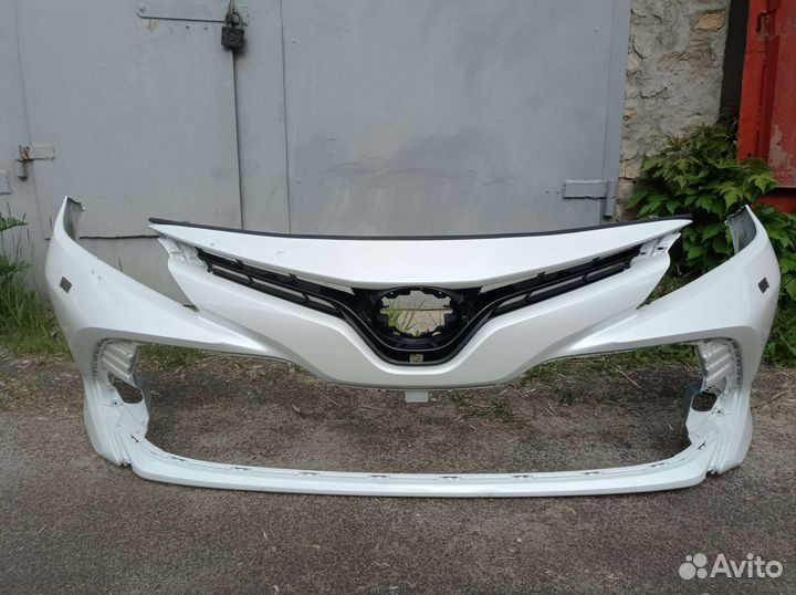 Бампер передний и решетка радиатора toyota camry