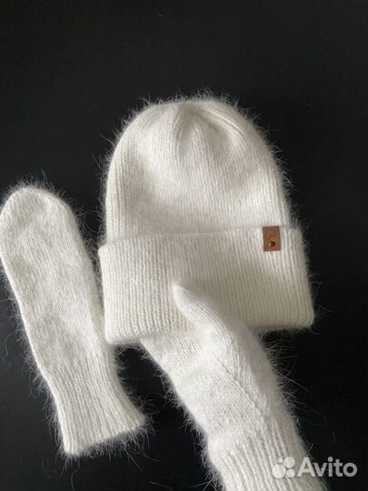 Комплект шапка и варежки. Ручная работа