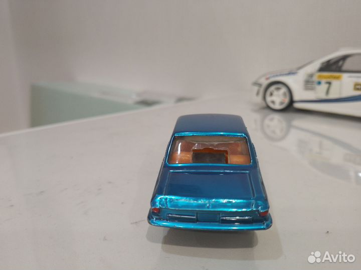 Модель автомобиля металл