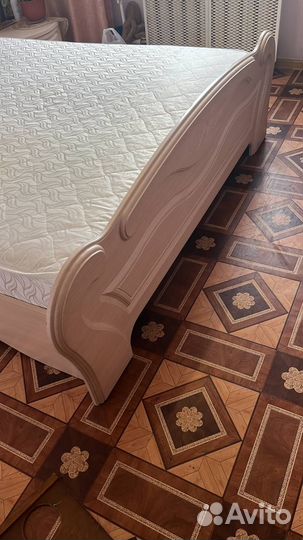 Кровать двуспальная с матрасом
