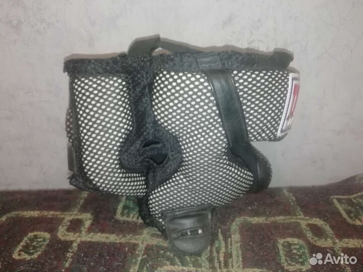 Боксерский шлем title