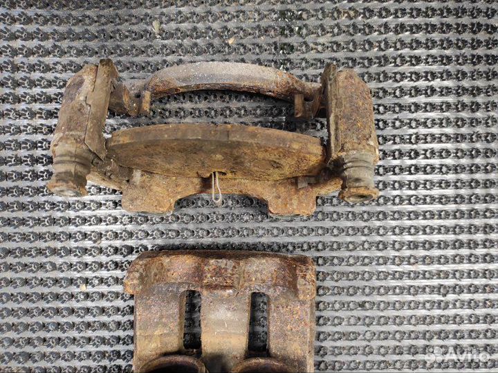 Суппорт тормозной передний левый Nissan Liberty