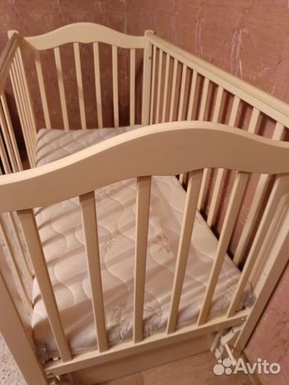 Детская кроватка с маятником универсальным