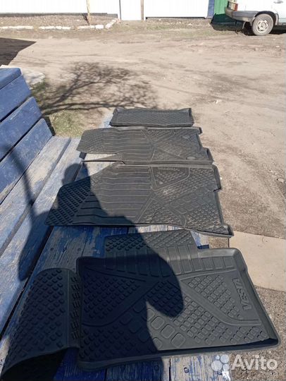 Автомобильные коврики резиновые на LADA Веста