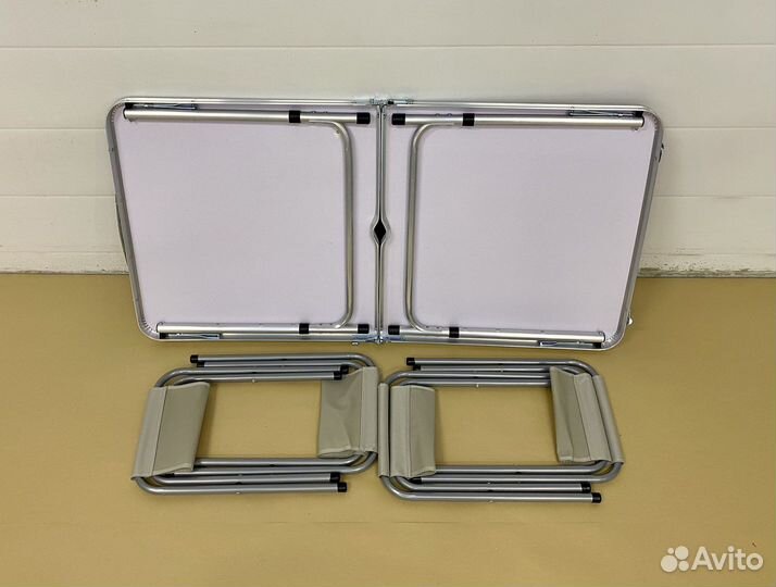 Стол складной с четырьмя стульями