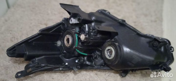 Фара передняя правая Toyota Prius Alpha 2012 г