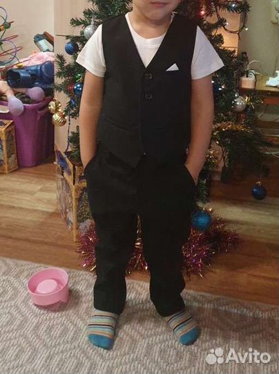 Костюм классический на мальчика 104 р