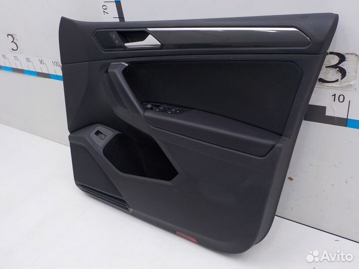 Обшивка двери передней правой на Volkswagen Tiguan