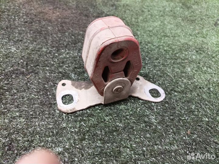 Кронштейн глушителя VW Touareg 2002-2010