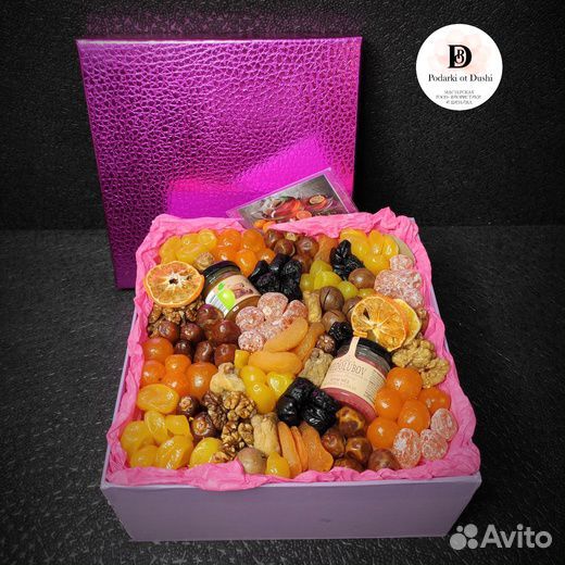 Подарочный бокс из сухофруктов, орехов и меда