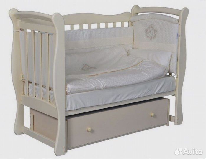 Детская кроватка с маятником и ящиком