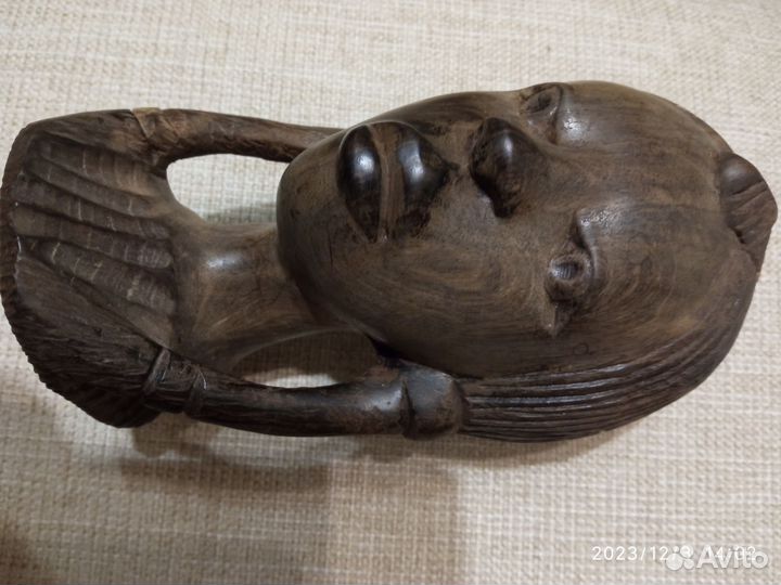 Женская головка из железного дерева