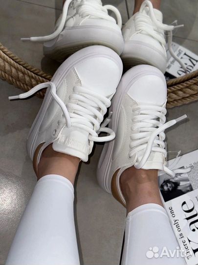 Кроссовки женские