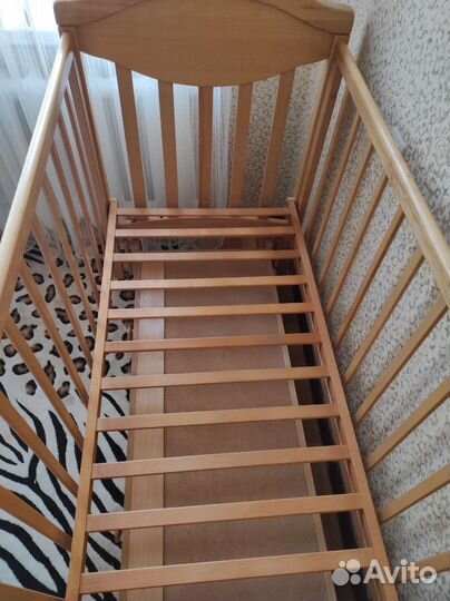 Детская кроватка с продольным маятником