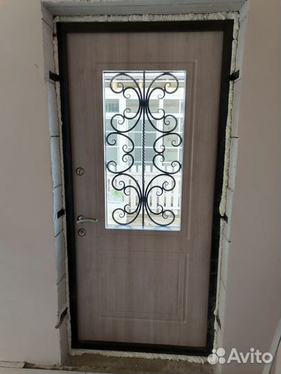 Дверь входная с ковкой