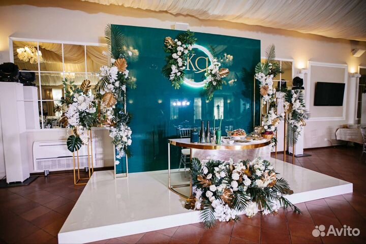 Стойки с цветами