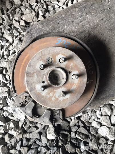 Ступица задняя левая на toyota curren st206