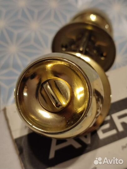 Дверная ручка Avers с замком и защёлкой