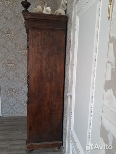 Книжный шкаф старинный