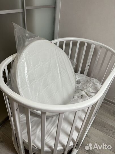 Детская кроватка с маятником круглая