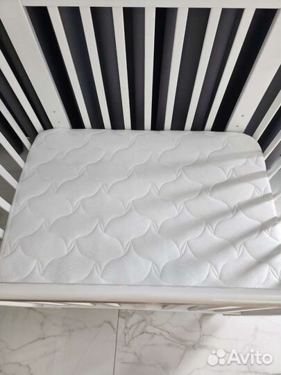 Детская кроватка с маятником happy baby mommy love