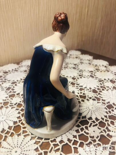 Статуэтка фарфор девушка с цыплятами(золушка)